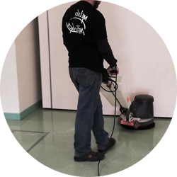 Employé Melko Nettoyage qui nettoie le sol